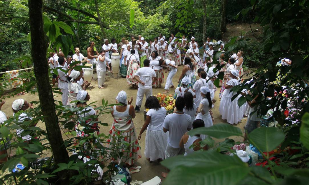 Religiosos afro-brasileiros reunidos no Parque Ecológico dos Orixás, em Magé (RJ). (Foto: Domingos Peixoto)