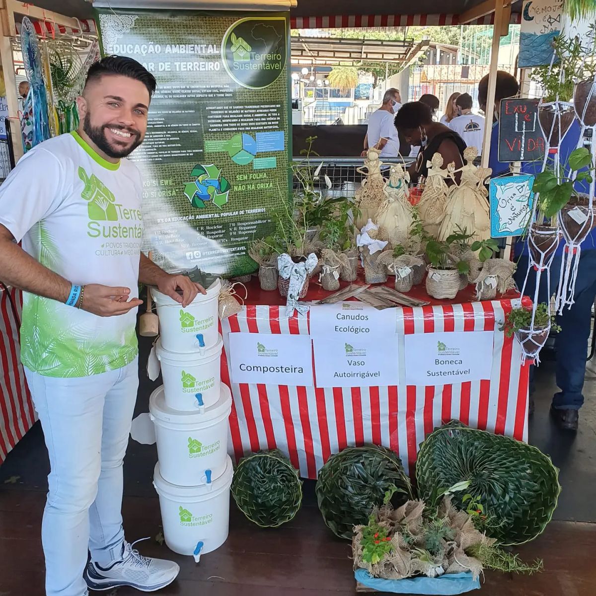Babalorixá Rodrigo Carneiro, fundador do Terreiro Sustentável, expõem trabalho de educação ambiental popular de terreiro (Acervo/ Terreiro Sustentável)