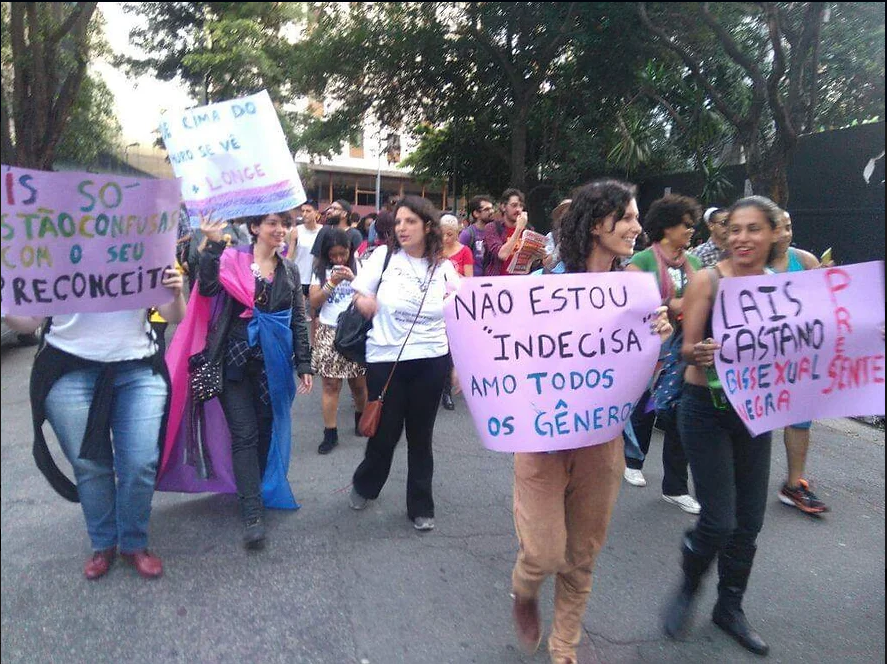 Ativistas contra a bifobia e normas de sexualidade, na Caminhada Lésbica e Bi de 2017, em São Paulo. (Fonte: Bi Sides/Reprodução)