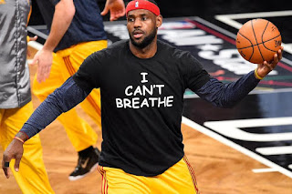 Jogador da NBA vestindo a camisa escrita com a última fala de George Floyd, vítima de violência policial.