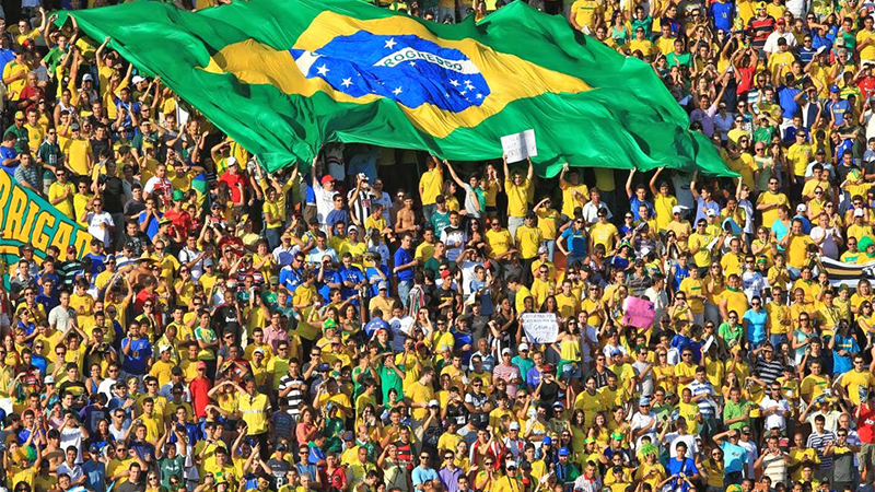 Torcida Brasileira em estádio.