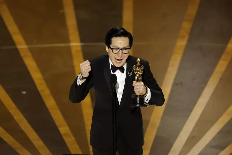Ke Huy Quan durante a entrega do Oscar de Melhor Ator coadjuvante
