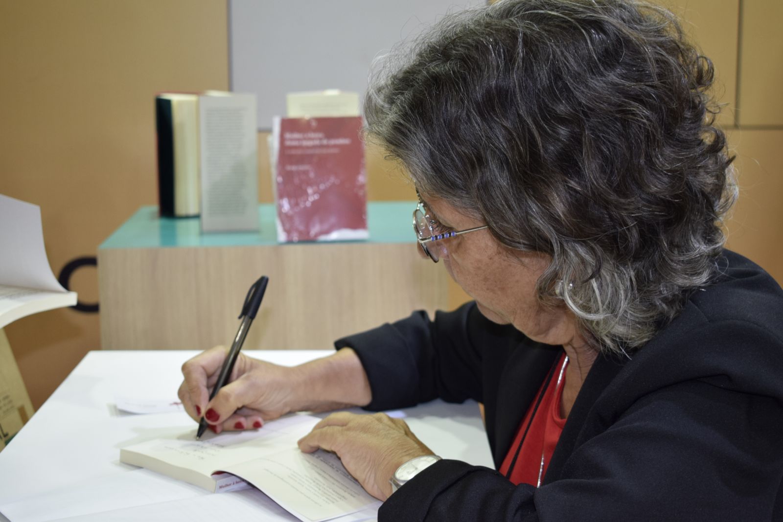 Escritora Maria Jorgete autografando seu livro na Bienal - Foto: Beatriz Ayumi/Arquivo pessoal
