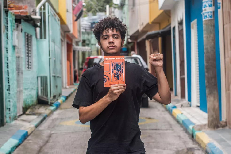 Alexandre com seu livro em Diadema. Foto: Lucas Sampaio/ Divulgação