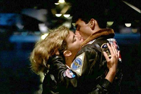 Charlie (Kelly McGillis) e Maverick (Tom Cruise) tensionam entre a relação profissional e amorosa.