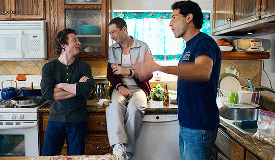 Jeremy Allen White, Ebon Moss-Bachrach e Jon Bernthal em cena de 'The Bear'.
