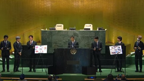 Grupo BTS discursando na ONU em 2021
