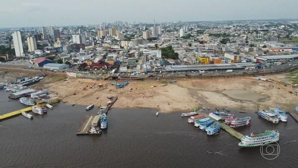 Há uma semana, quando o Rio Negro atingiu a pior seca em 121 anos – Foto: Jornal Nacional/ Reprodução. Fonte: Divulgação Da Internet.