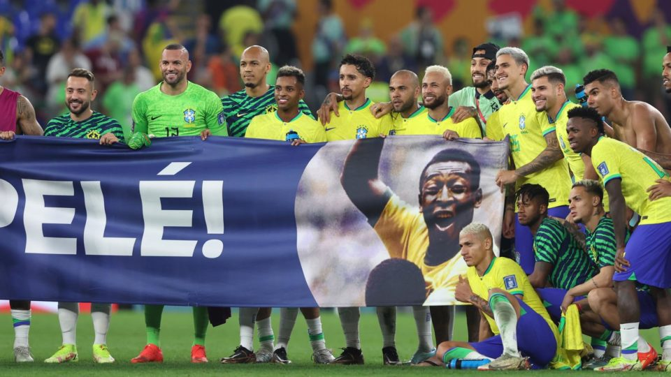 Jogadores da seleção com faixa de apoio a Pelé.