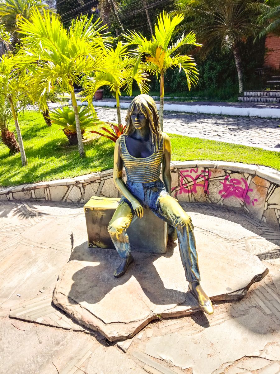 Estátua de Brigitte Bardot, localizada na Praia da Armação. / Foto: Mariana Lopes