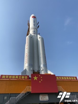 Foguete Long March 5B que levou parte da nova estação espacial chinesa à órbita terrestre.