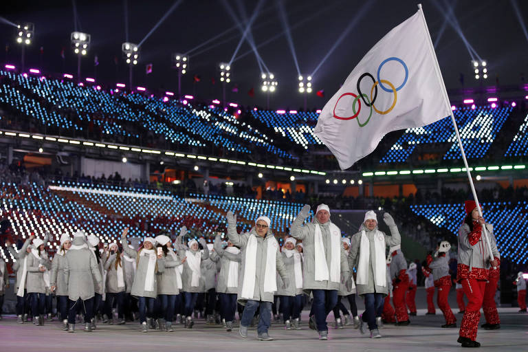Atletas russos desfilando sob bandeira neutra, nas Olímpiadas de Inverno de 2018, em Pyeongchang. (Reprodução: Jae C. Hong/ Associated Press)