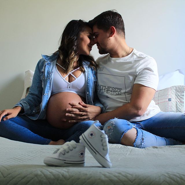 Rafaela e seu esposo Lucas em um ensaio de fotos em que completa 26 anos, com 33 semanas de gravidez