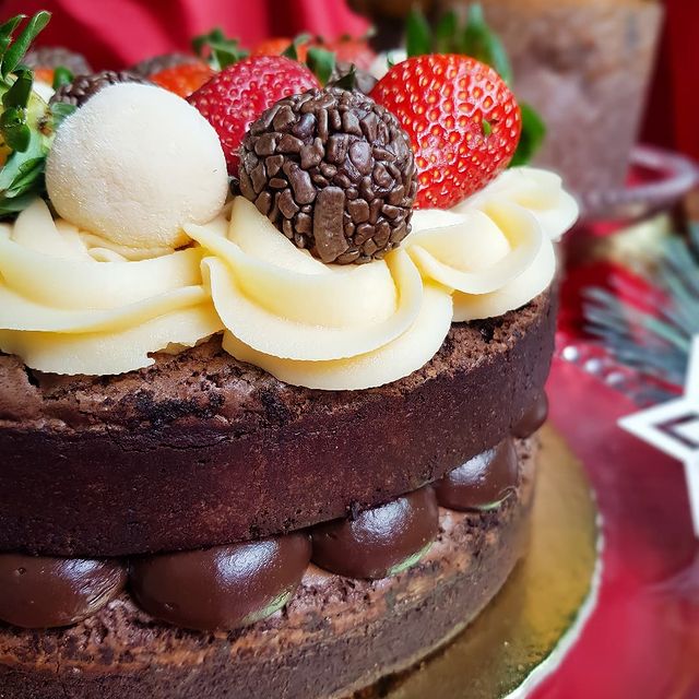  Naked Cake de Brownie. (Foto: Reprodução / Instagram: @lovelydoceria_)
