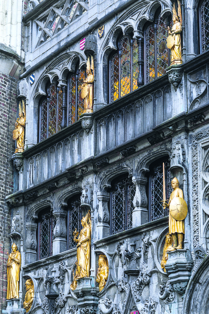A Basílica do Sangue Sagrado, escura por fora, cheia de ouro por dentro. (Hemis\/\Alamy Stock Photo/Latinstock/Reprodução)