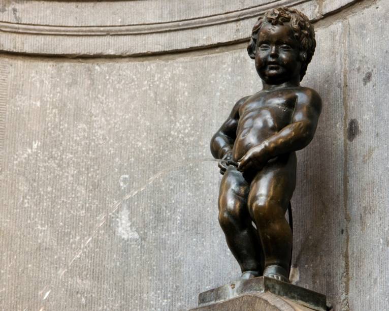Junto com a Grand Place e o Atomium, a singela estátua de um menino fazendo xixi é um dos ícones de Bruxelas. O Manneken Pis é símbolo da irreverência belga e um de seus monumentos mais queridos desde o século 17. (Thinkstock)