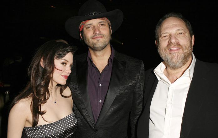 McGowan, Rodriguez e Weinstein na estreia de Grindhouse - Créditos: Getty Images