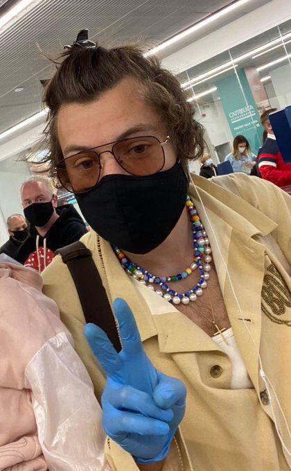 Harry usando o colar de miçangas azuis reproduzido pela loja Maranta. Reprodução: internet.