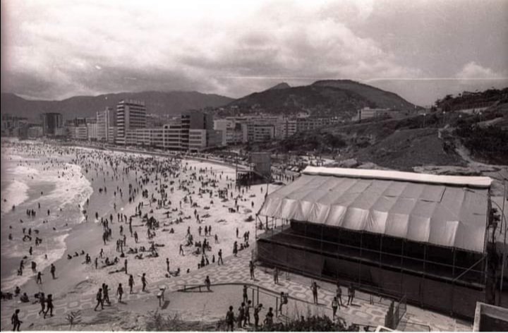 O circo foi incialmente montado na praia do arpoador Rio De Janeiro.