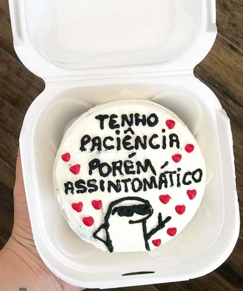 Brasileiros, como os “reis do meme” inseriram no bentô cake o humor e sarcasmo, com o bonequinho Flork. (Foto: Reprodução/Fazendo a nossa festa).