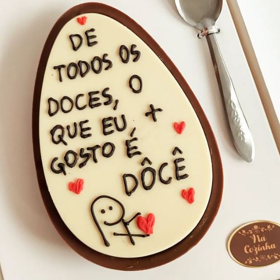 Bentô cake tornou-se tendência na Páscoa 2022, porém em formato de ovo. O bentô ovo já é o mais vendido da doceria Ná Cozinha. (Reprodução: @nacozinha.jau – Instagram).