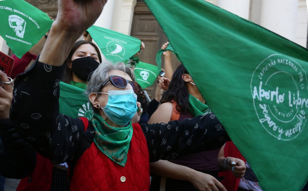 Ativistas a favor do aborto agitam lenços verdes durante manifestação em Santiago, no Chile