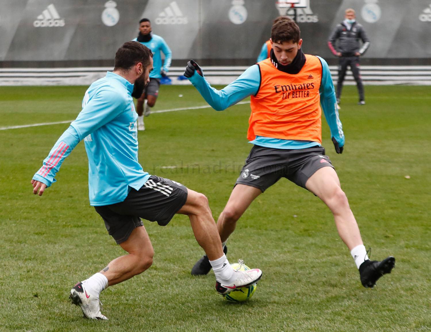 Carvajal e Valverde durante treino na última sexta-feira (11) (Foto: Reprodução/Real Madrid CF)