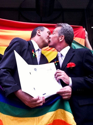 Um dos primeiros casais gays a oficializar a união no Brasil. 