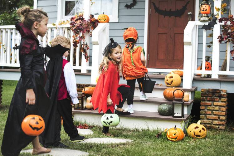 Crianças pegando doces no Halloween