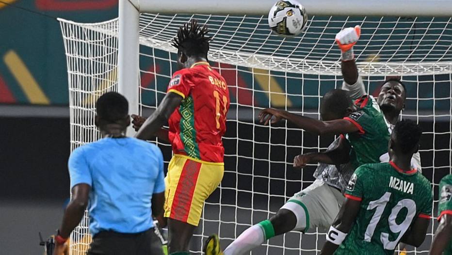 Salima Mukansanga é árbitra no jogo entre Guiné e Malauí pela Copa Africana de Nações