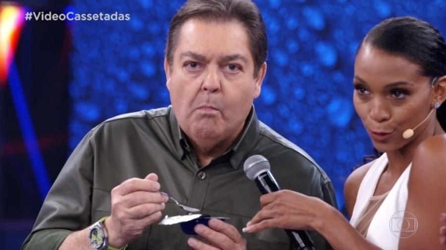Faustão em momento icônico durante as vídeocassetadas, quadro mais longevo de seu programa na Globo (Foto: Reprodução/TV Globo)