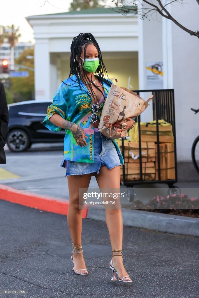 A cantora Rihanna é reconhecida pelo seu estilo streetwear, chamativo e ousado. Reprodução: Getty Images