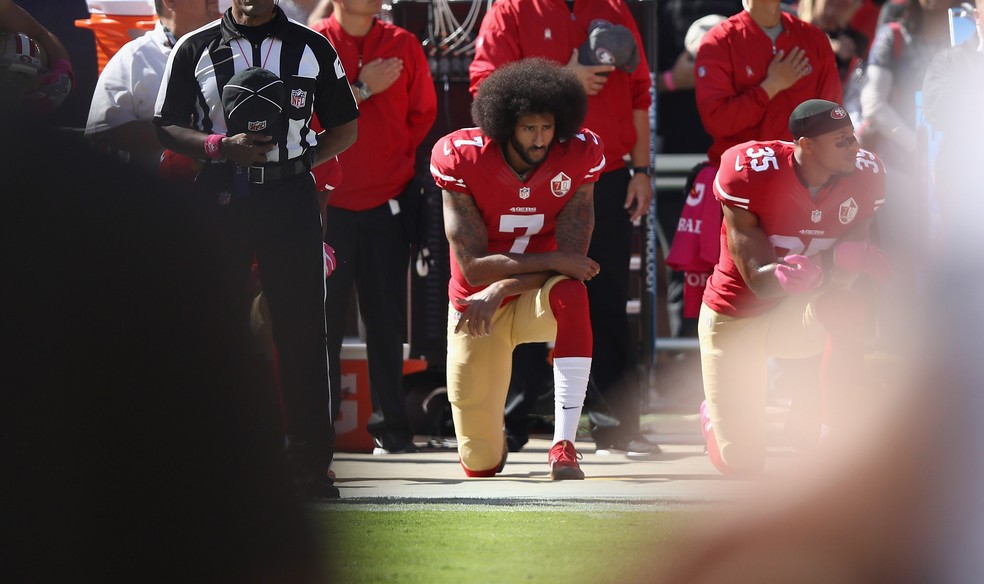 Colin Kaepernick em um de seus protestos no início dos jogos. (Foto: Ezra Shaw / Getty Images)