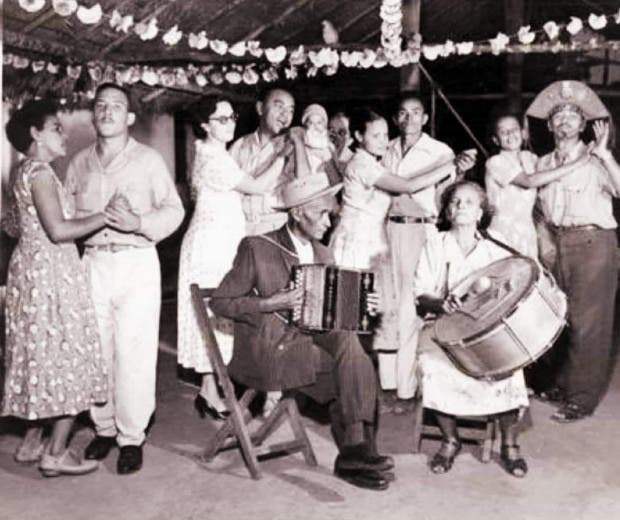 Gonzaga dançado com a esposa Helena enquanto os pais Santana e Januário tocam .