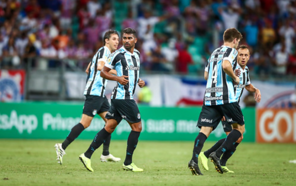 Após o gol, jogadores do Grêmio vibram em busca do resultado