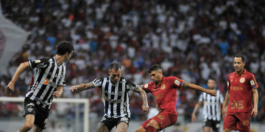 Nacho e Vargas (Altético-MG) em disputa de bola com Mugni e Rodriguinho (Bahia)