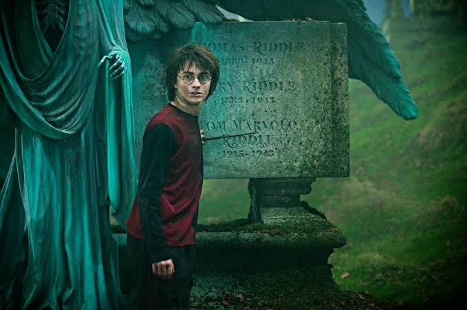 Harry no túmulo de Voldemort 