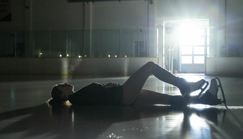 Kat se despede do rinque de patinação. Foto: Netflix/Divulgação.