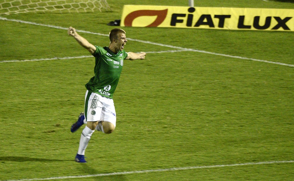 Mateus Ludke comemorando o gol de empate (Foto: Reprodução/Marcos Ribolli)