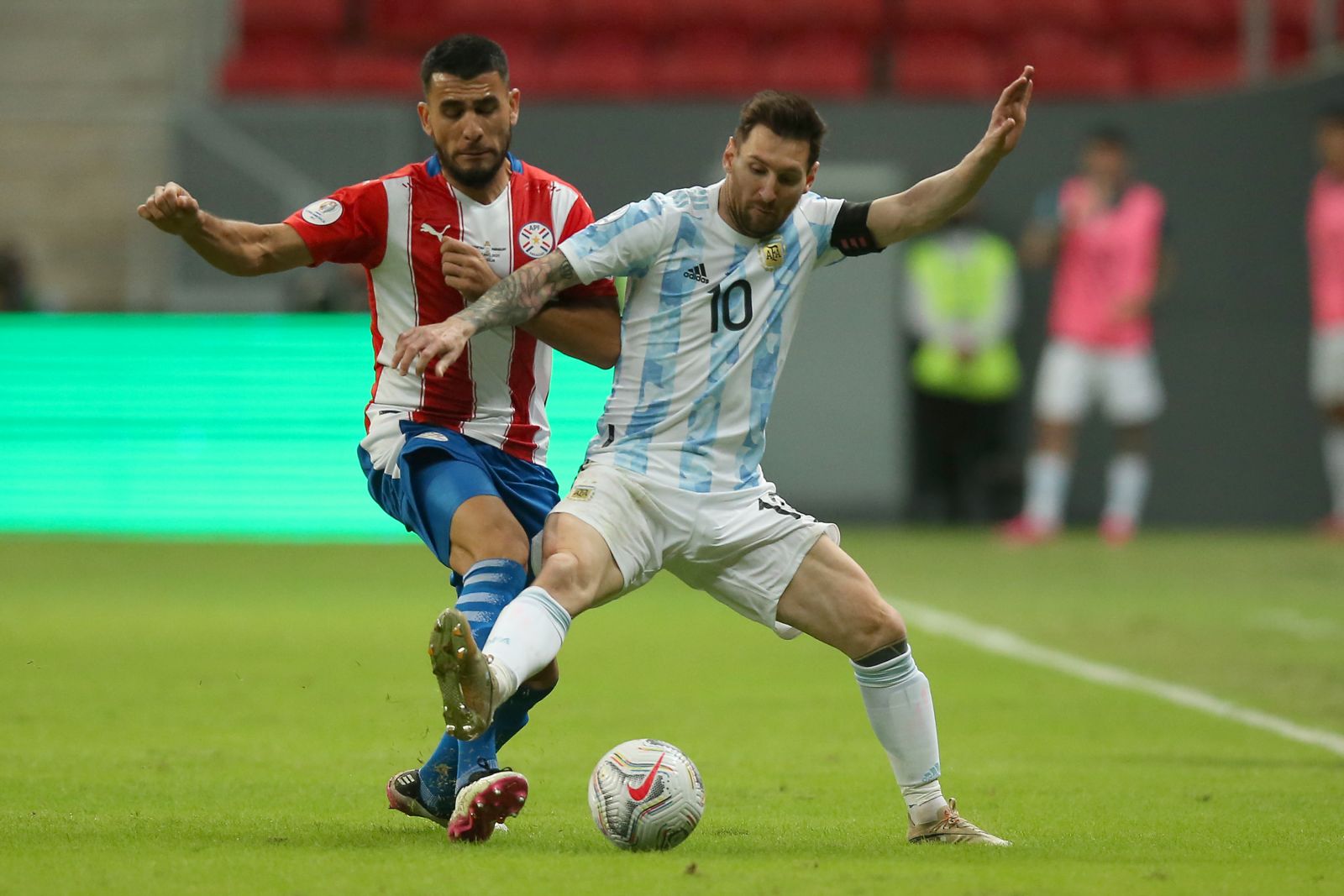 Messi e Junior Alonso disputando a bola no confronto Argentina x Paraguai (Foto: Reprodução/Veja)