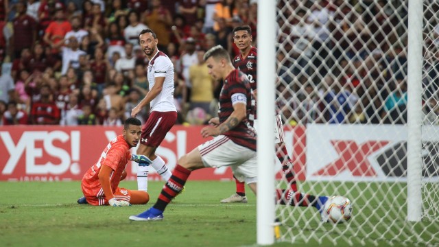 Nenê vê a bola entrar no gol do Fluminense. Foto: Lucas Merçon/Fluminense