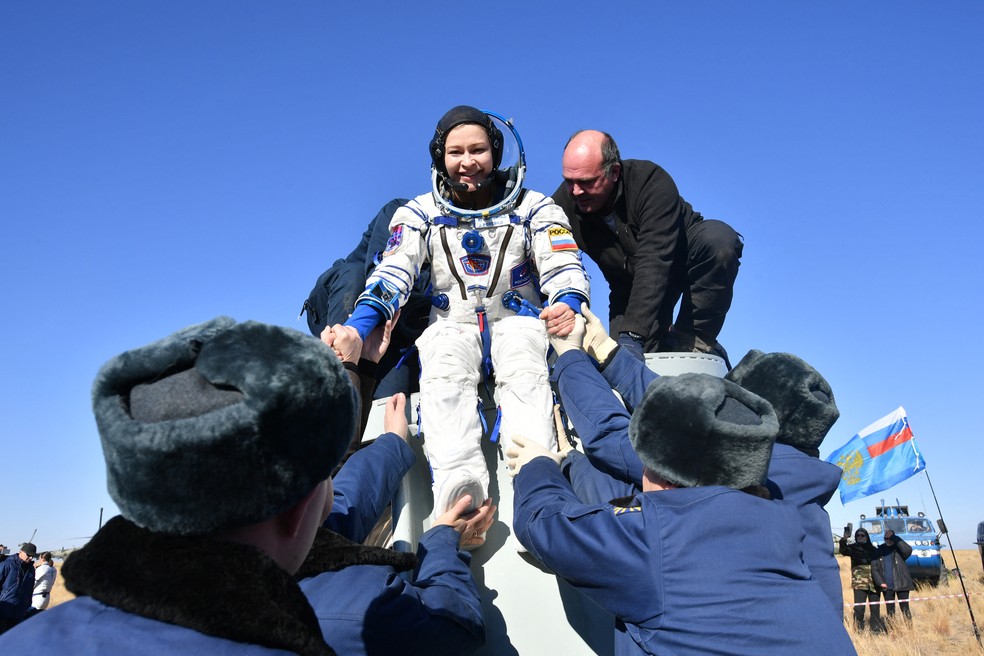 Atriz Yulia Peresild chegando à Terra depois de 12 dias na estação espacial.