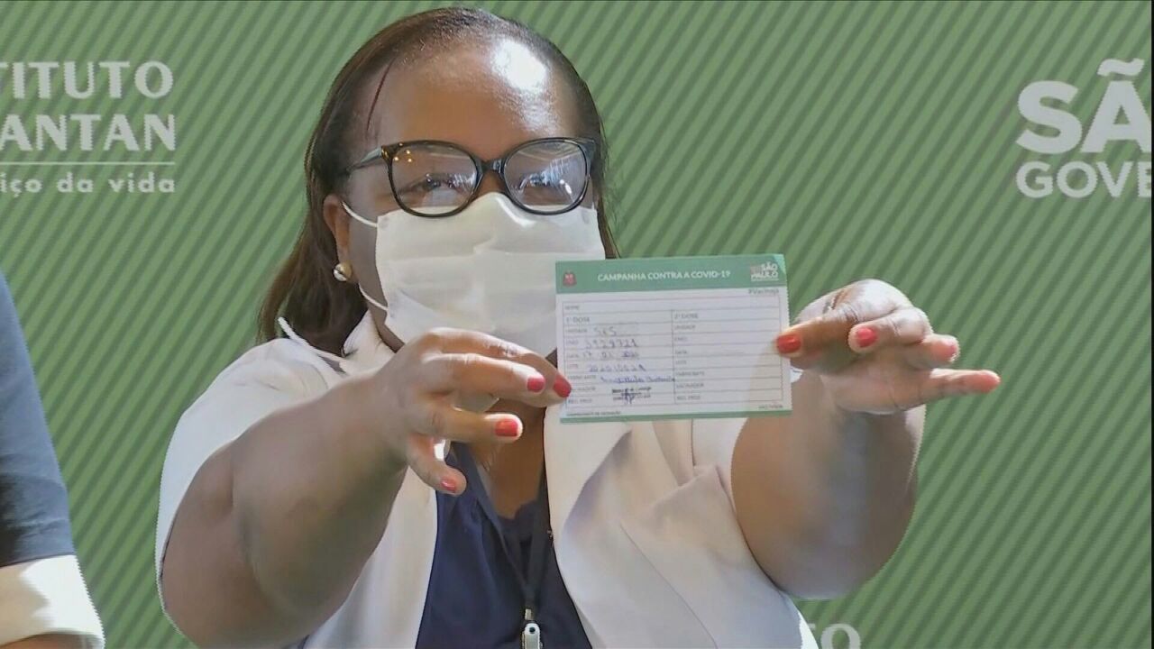  Mônica Calazans foi a primeira brasileira imunizada, no dia 17 de Janeiro 