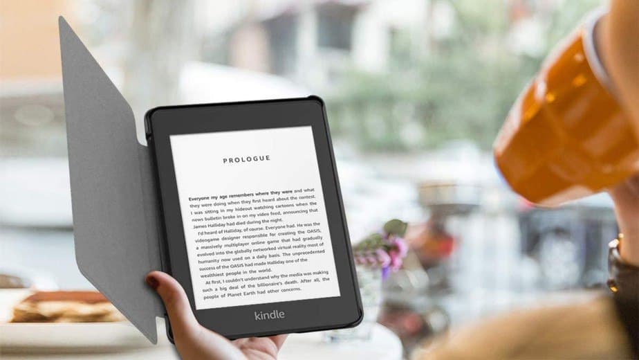 Os e-readers, como o Kindle, são aparelhos que facilitam a vida do leitor digital e levam conforto à visão e ao bolso. (Foto: Reprodução/ Techtudo)