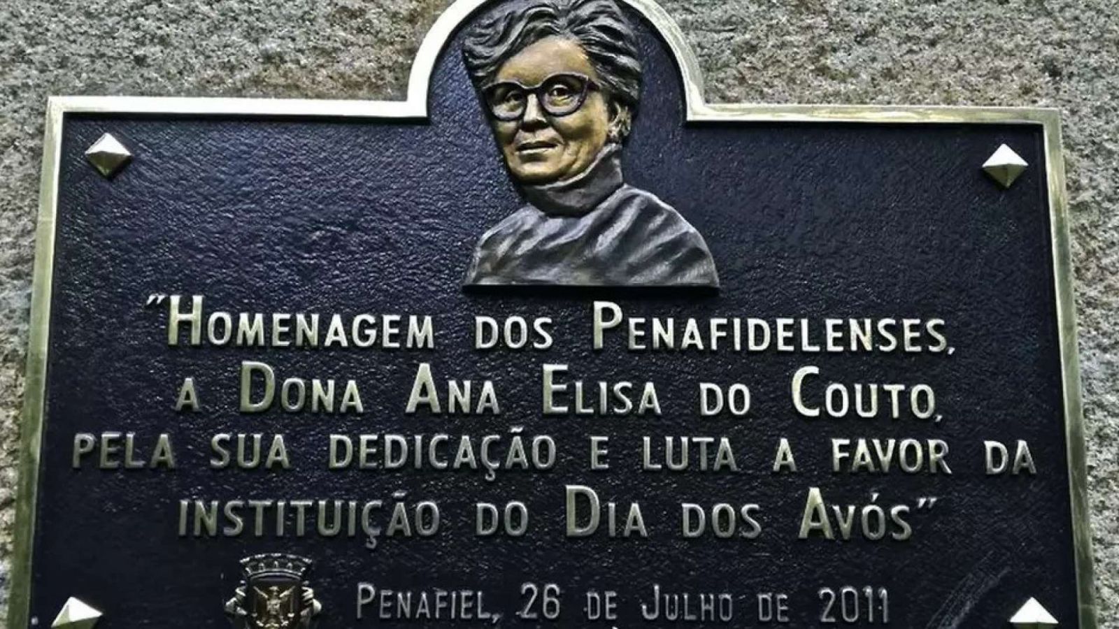 Placa em homenagem a Dona Aninhas, instalada em uma praça em Penafiel.