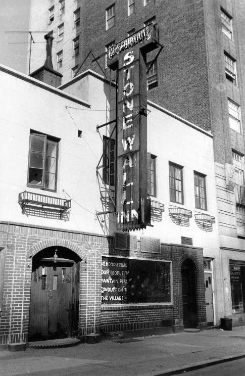 Bar Stonewall Inn após o movimento no final da década de 60. 