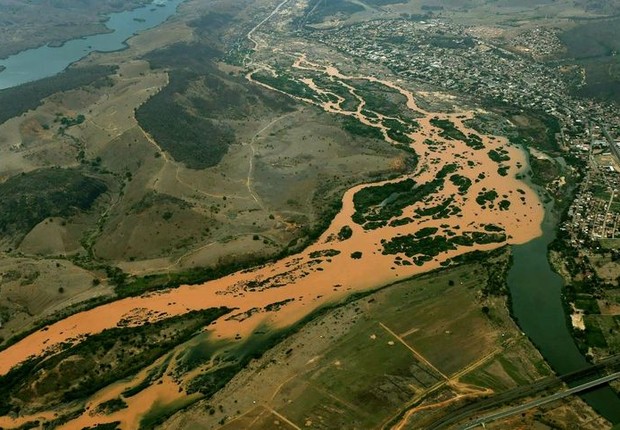 Rio Doce após o rompimento da barragem do Fundão (Imagem: Época Negócios)