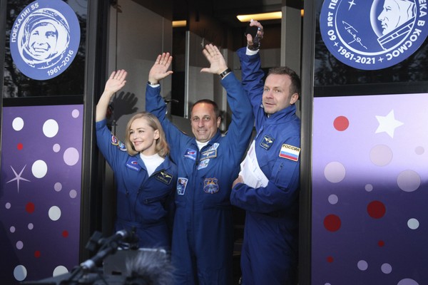 Atriz russa e o diretor Klim Shipenko decolam para gravar primeiro filme no espaço na terça-feira (5) 