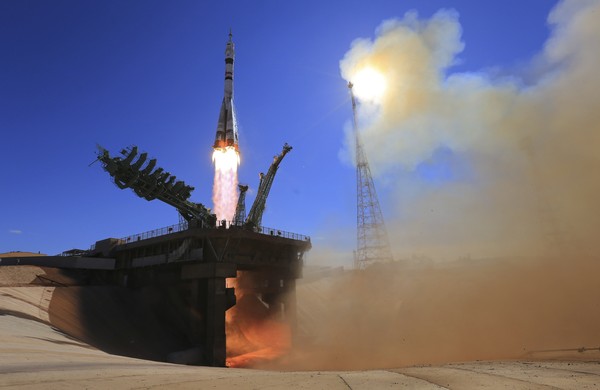 Foguete russo decola, no dia 5, com equipe para filmar primeiro longa-metragem no espaço.