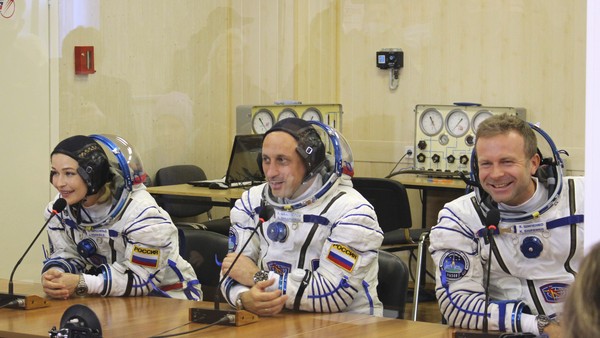 Atriz Yulia Peresild, diretor de cinema Shipenko e o cosmonauta Anton Shkaplerov antes de decolagem para o espaço.